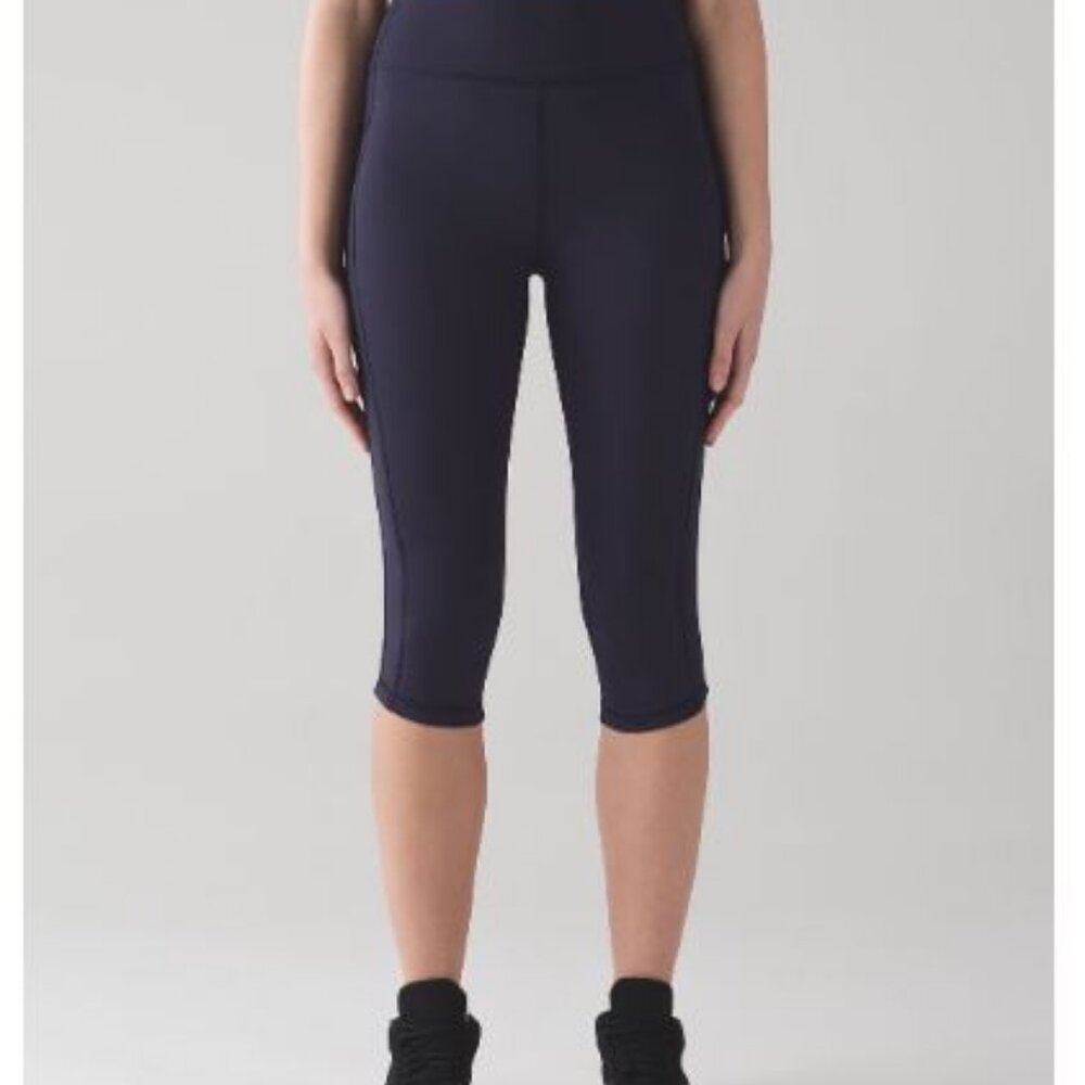 Lululemon ladies navy blue squad goals cropped Leggings sz 4